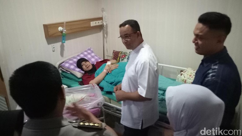 Saat Anies Baswedan Jenguk Istri Patwalnya yang Melahirkan Saat Anies Baswedan Jenguk Istri Patwalnya yang Melahirkan