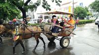 Delman Terobos Banjir Kelapa Gading Warga Bayar Rp 60 Ribu