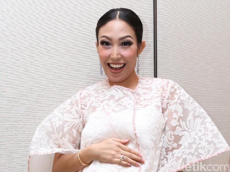 Hamil Tujuh Bulan, Ayu Dewi Makin Sibuk Hamil Tujuh Bulan, Ayu Dewi Makin Sibuk