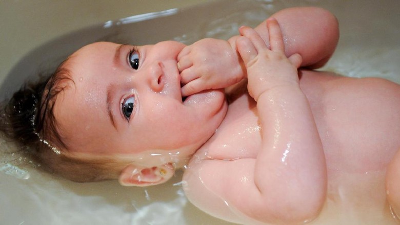 Memandikan Bayi di Musim Hujan/ Foto: thinkstock Memandikan Bayi di Musim Hujan/ Foto: thinkstock