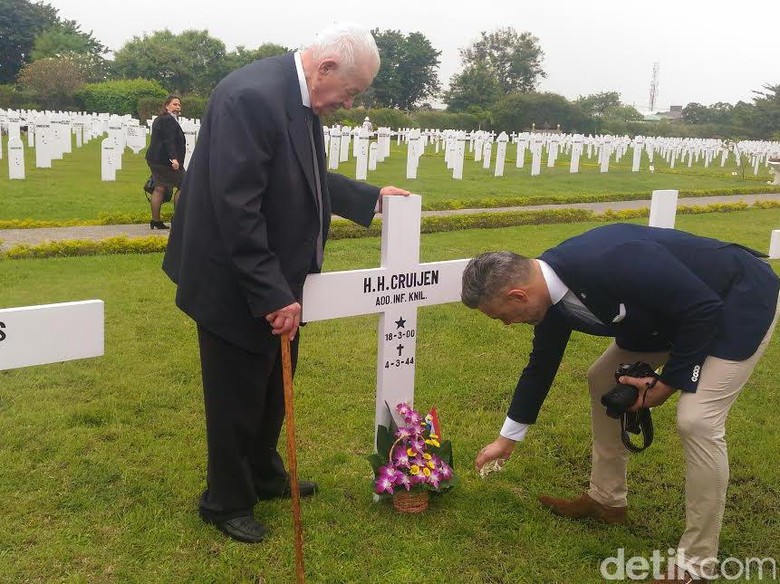 Warga Belanda ini Ajak Anak Nyekar ke Makam Ayahnya di Surabaya Warga Belanda ini Ajak Anak Nyekar ke Makam Ayahnya di Surabaya