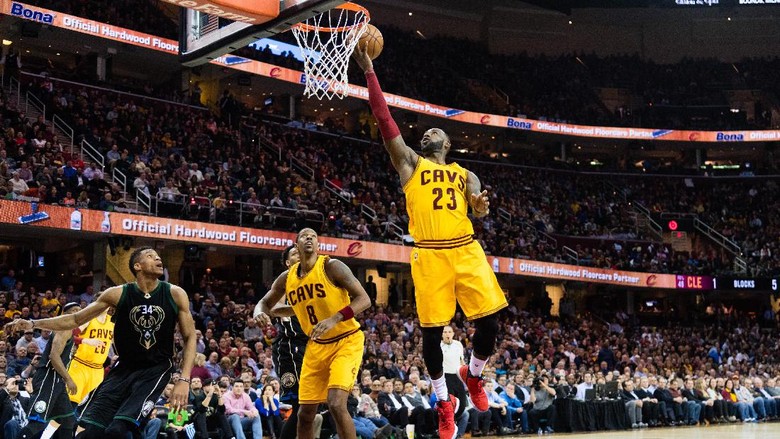 James Kembali, Cavaliers Atasi Bucks 102-95 James Kembali, Cavaliers Atasi Bucks 102-95
