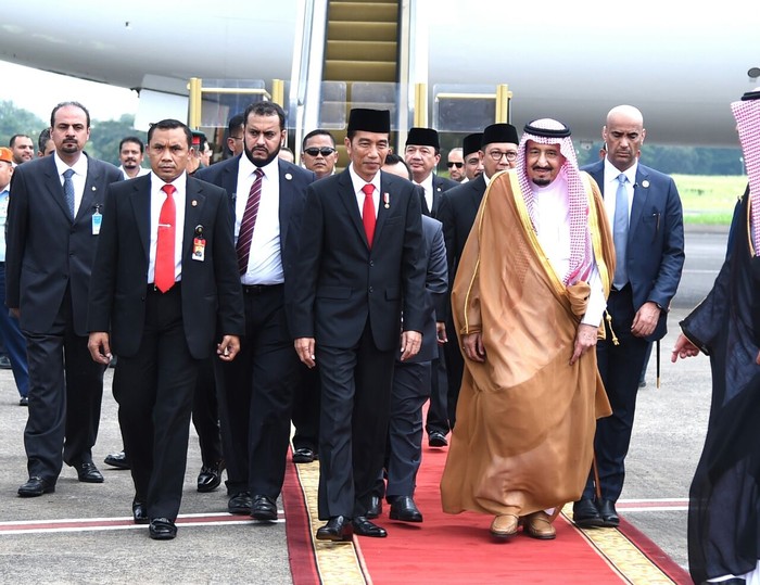 Presiden Jokowi sambut kedatangan Raja Salman (Foto: Rusman - Biro Pers Setpres) Presiden Jokowi sambut kedatangan Raja Salman (Foto: Rusman - Biro Pers Setpres)