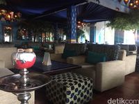 Rombongan Raja Salman Bersantai Di Shisha Cafe Legian