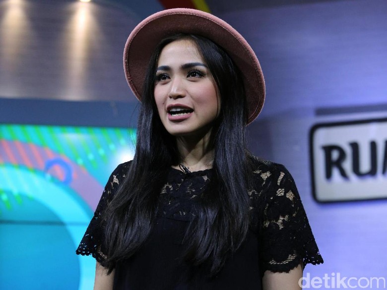 Ini yang akan Dilakukan Jedar kalau Satu Mobil dengan Fans Ayu Ting Ting Ini yang akan Dilakukan Jedar kalau Satu Mobil dengan Fans Ayu Ting Ting