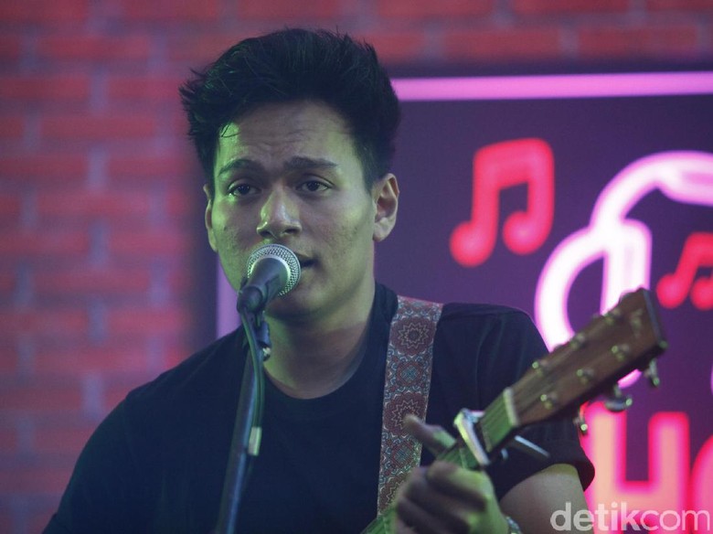 Rendy Pandugo Belajar Bikin Lagu Bahasa Indonesia dari Tulus Rendy Pandugo Belajar Bikin Lagu Bahasa Indonesia dari Tulus