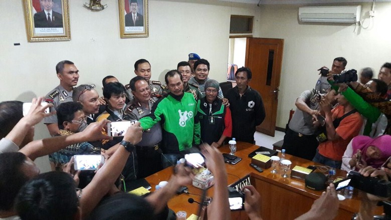 Ojek Online dan Pihak Angkot Tangerang Sepakat Berdamai Ojek Online dan Pihak Angkot Tangerang Sepakat Berdamai