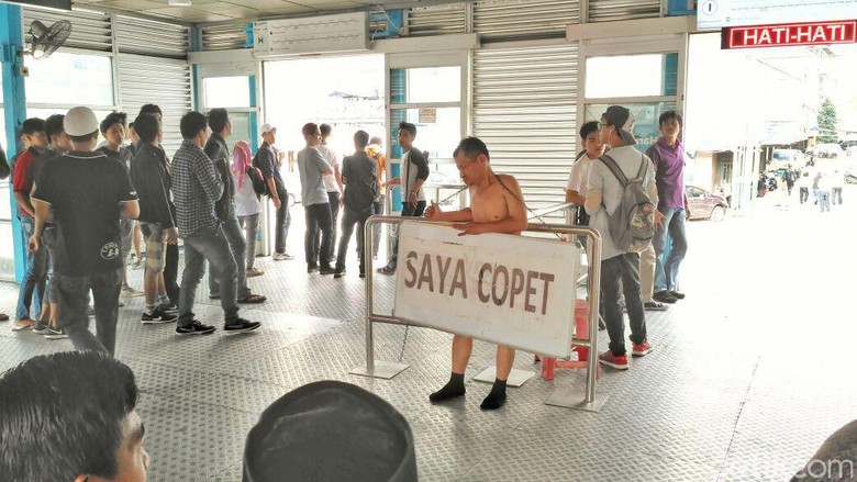Begini Aksi Copet yang Dipajang di Halte TransJ Harmoni Begini Aksi Copet yang Dipajang di Halte TransJ Harmoni