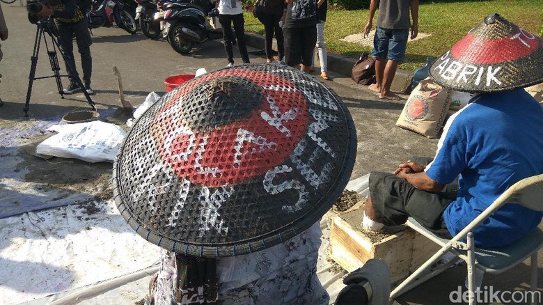 Warga Penolak Pabrik Semen Minta Dilibatkan Penelitian Karst Kendeng Warga Penolak Pabrik Semen Minta Dilibatkan Penelitian Karst Kendeng