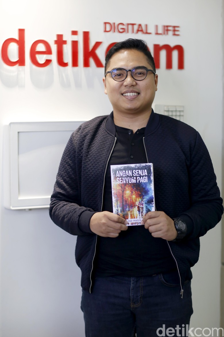 Novel Fahd Pahdepie Angan Senja Senyum Pagi Laris Terjual 4000 Eksemplar Novel Fahd Pahdepie Angan Senja Senyum Pagi Laris Terjual 4000 Eksemplar
