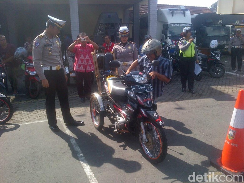 Polisi Sosialisasikan SIM D untuk Penyandang Disabilitas Polisi Sosialisasikan SIM D untuk Penyandang Disabilitas