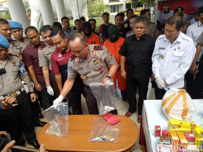 2 Pemasok Senpi Teroris Jaringan Solo Ditangkap di OKU Sumsel 2 Pemasok Senpi Teroris Jaringan Solo Ditangkap di OKU Sumsel