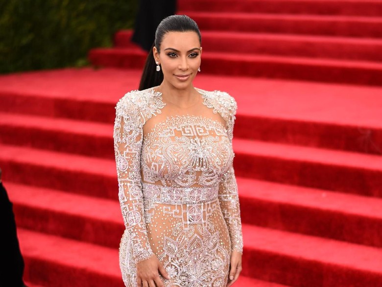 Ingin Punya Anak Lagi, Kim Kardashian Akan Jalani Operasi di Rahim Ingin Punya Anak Lagi, Kim Kardashian Akan Jalani Operasi di Rahim
