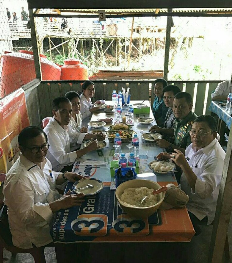 Saat Jokowi Makan di Warung yang Berjarak 4 Km dari Malaysia Saat Jokowi Makan di Warung yang Berjarak 4 Km dari Malaysia