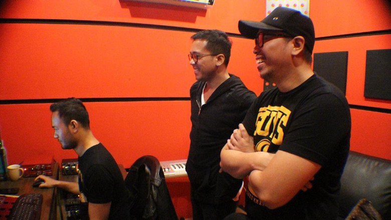 Sammy Simorangkir Bersemi Kembali di Studio Rekaman Sammy Simorangkir Bersemi Kembali di Studio Rekaman