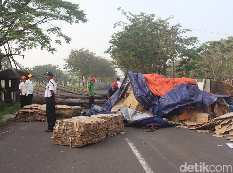 Pipa Pembuangan Limbah Pabrik Gula Roboh, Lalin Krembung Macet Pipa Pembuangan Limbah Pabrik Gula Roboh, Lalin Krembung Macet