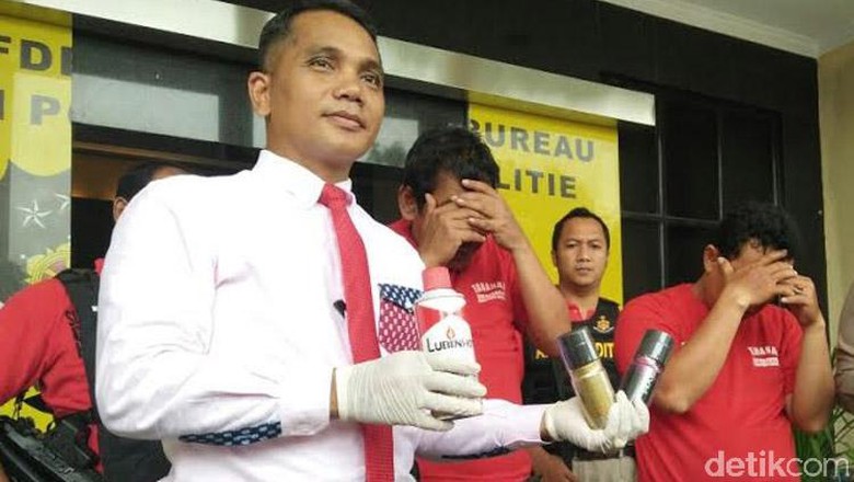 Polisi Bongkar Praktik Pembuatan Parfum Palsu Polisi Bongkar Praktik Pembuatan Parfum Palsu