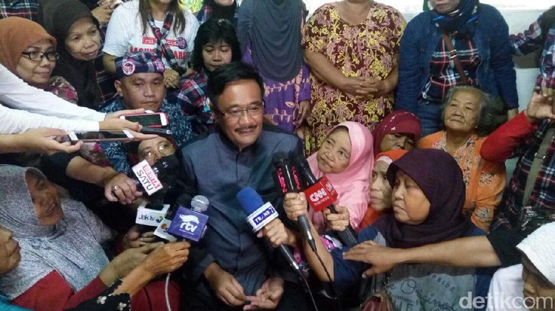 Ketika Djarot Diwawancara Lansia yang Jadi Reporter Dadakan Ketika Djarot Diwawancara Lansia yang Jadi Reporter Dadakan