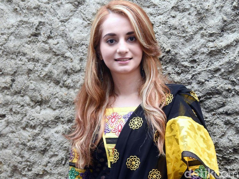 Razz Florean Sebut Lebih Sulit Bersaing dengan Artis Berwajah Asli Indonesia Razz Florean Sebut Lebih Sulit Bersaing dengan Artis Berwajah Asli Indonesia
