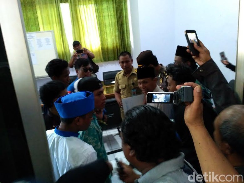 Aksi Mahasiswa di Situbondo Desak Pengusutan Surat Miskin Aksi Mahasiswa di Situbondo Desak Pengusutan Surat Miskin