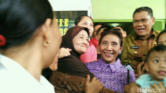 Menteri KKP Susi Pudjiastuti saat melayani permintaan selfie warga Kolaka (Foto: Siti Harlina) Menteri KKP Susi Pudjiastuti saat melayani permintaan selfie warga Kolaka (Foto: Siti Harlina)