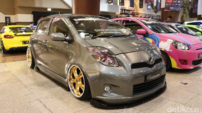 Toyota Yaris Elegan, Punya 15 Monitor di Dalamnya Toyota Yaris Elegan, Punya 15 Monitor di Dalamnya