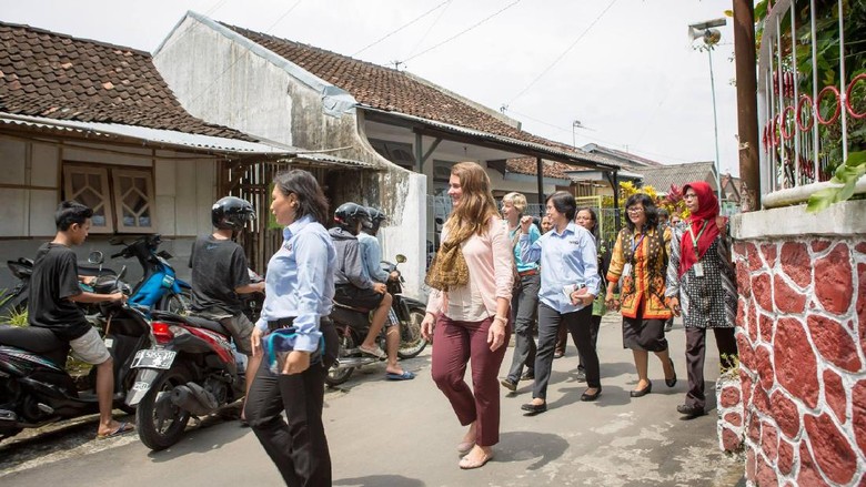 Senyum Melinda Gates ke Warga saat Blusukan di Yogya Senyum Melinda Gates ke Warga saat Blusukan di Yogya