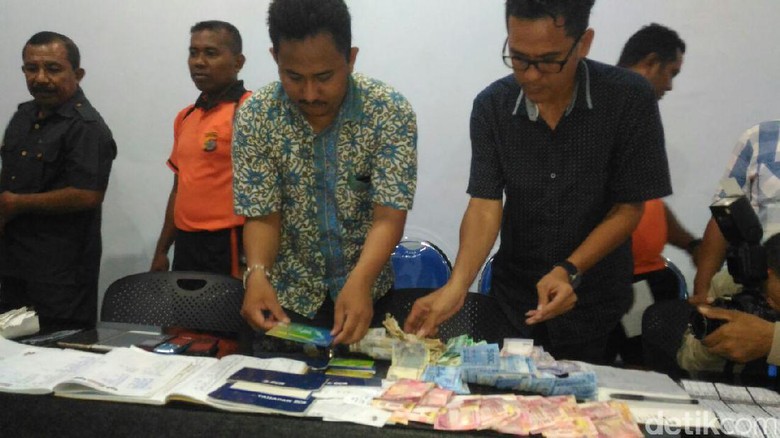 Polisi Tangkap Bandar Togel di Kupang, Duit Rp 17 Juta Disita Polisi Tangkap Bandar Togel di Kupang, Duit Rp 17 Juta Disita