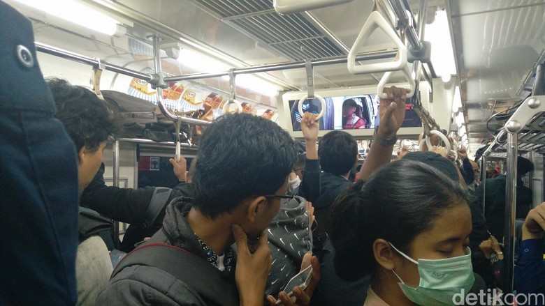 Asyiknya Nonton Film di Dalam Commuter Line Asyiknya Nonton Film di Dalam Commuter Line