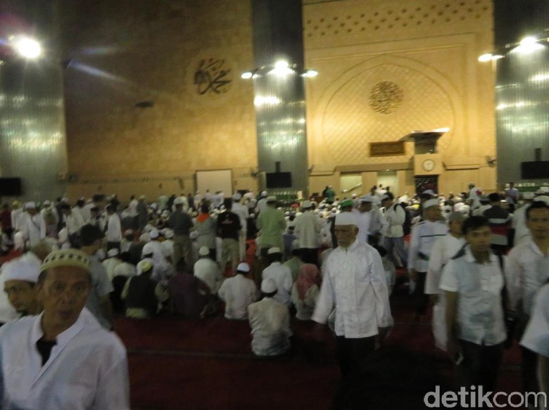 Usai Salat Magrib, Massa Aksi 313 Tinggalkan Istiqlal Usai Salat Magrib, Massa Aksi 313 Tinggalkan Istiqlal
