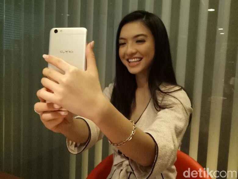 Kamar Jadi Lokasi Terbaik Selfie Raline Shah Kamar Jadi Lokasi Terbaik Selfie Raline Shah
