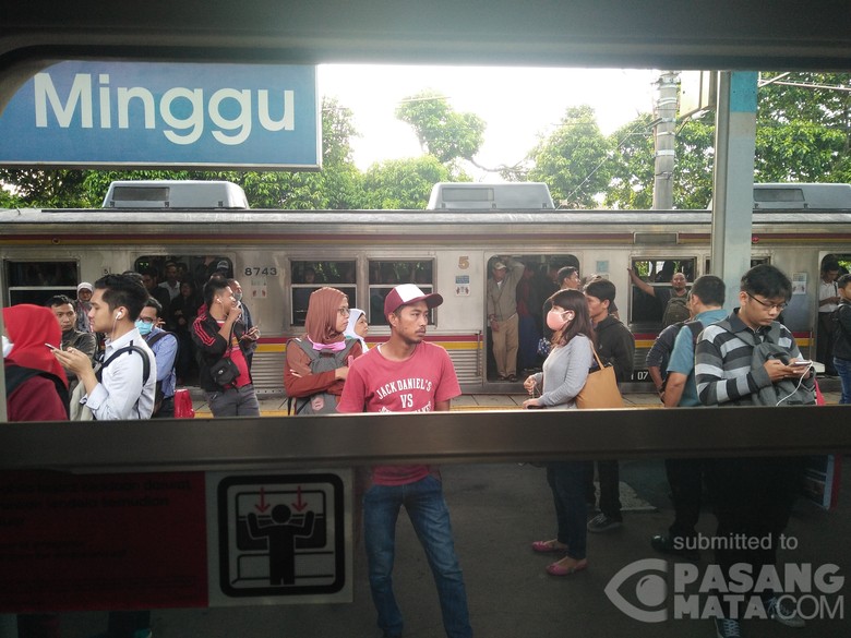 KRL Mogok di Stasiun Pasar Minggu, Penumpang Sempat Tertahan KRL Mogok di Stasiun Pasar Minggu, Penumpang Sempat Tertahan