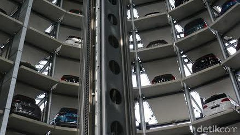 Menara Kaca Kembar di Wolfsburg Ini, Tempat Parkir Mobil Baru VW Menara Kaca Kembar di Wolfsburg Ini, Tempat Parkir Mobil Baru VW