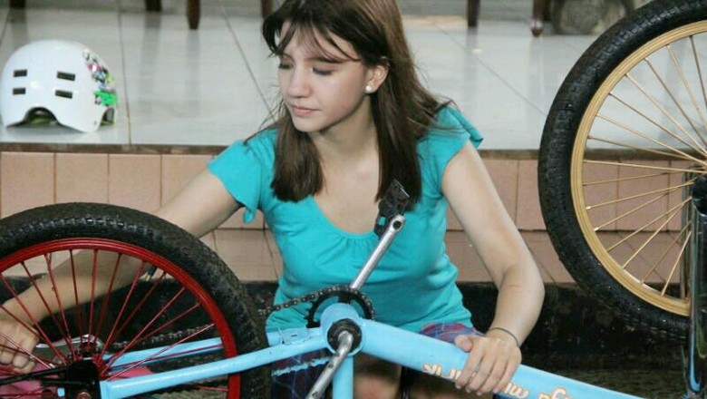 Cassandra Lee Jatuh Saat Pertama Gowes BMX di Nathan & Nadia Cassandra Lee Jatuh Saat Pertama Gowes BMX di Nathan & Nadia