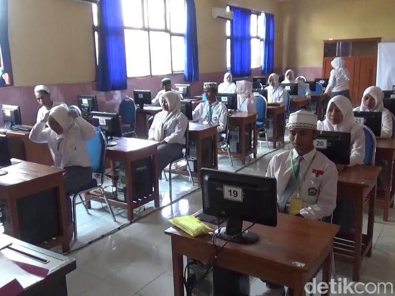 UNBK Hari Pertama di Kota Probolinggo Diwarnai Listrik Padam UNBK Hari Pertama di Kota Probolinggo Diwarnai Listrik Padam