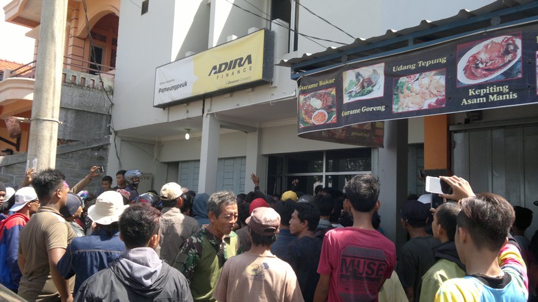 Penjelasan Adira Soal Massa Rusak Kantornya di Garut Penjelasan Adira Soal Massa Rusak Kantornya di Garut