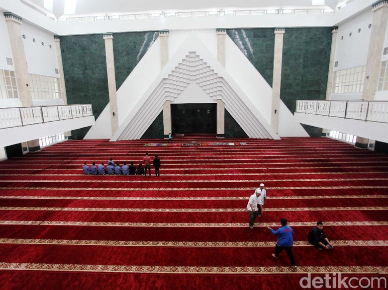 Djarot akan Salat Tarawih Pertama di Masjid Raya KH Hasyim Asyari Djarot akan Salat Tarawih Pertama di Masjid Raya KH Hasyim Asyari