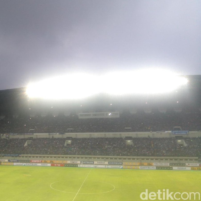 Jelang Kick-Off Liga 1, Nyanyian Bobotoh Menggema di Stadion GBLA Jelang Kick-Off Liga 1, Nyanyian Bobotoh Menggema di Stadion GBLA