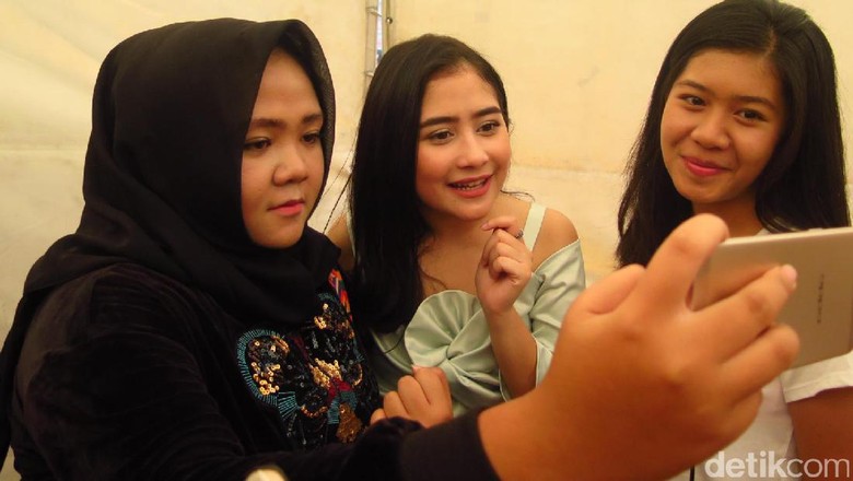 Hang Out With All Stars di Bandung, Prilly Latuconsina: Gokil Banget! Hang Out With All Stars di Bandung, Prilly Latuconsina: Gokil Banget!