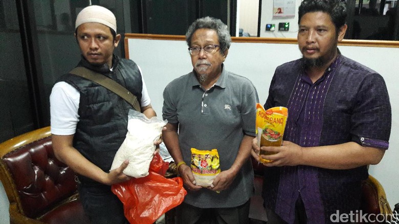 ACTA Kembali Laporkan Dugaan Bagi-bagi Sembako ke Bawaslu DKI ACTA Kembali Laporkan Dugaan Bagi-bagi Sembako ke Bawaslu DKI