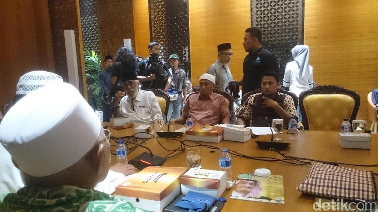 Temui Fadli Zon, Sejumlah Ulama Minta Al-Khaththath Dibebaskan Temui Fadli Zon, Sejumlah Ulama Minta Al-Khaththath Dibebaskan