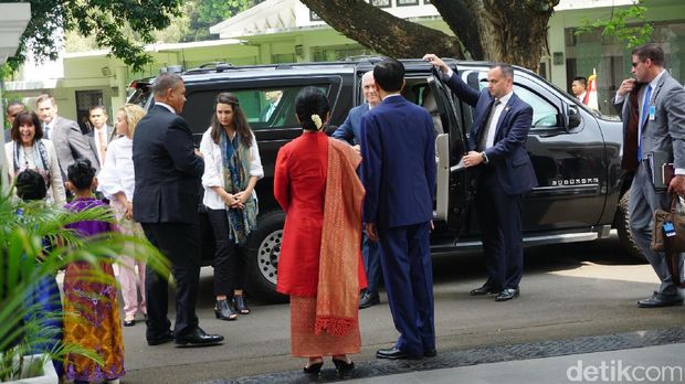 Jokowi Anak Sd Berpakaian Adat Sambut Wapres Istana Mike Pence