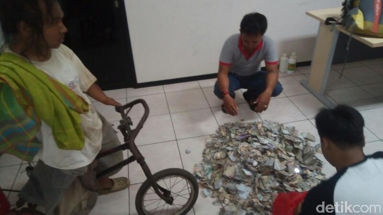 Kisah Petugas Dinsos Lembur 48 Jam Hitung Uang Pengemis Rp 16 Juta Kisah Petugas Dinsos Lembur 48 Jam Hitung Uang Pengemis Rp 16 Juta