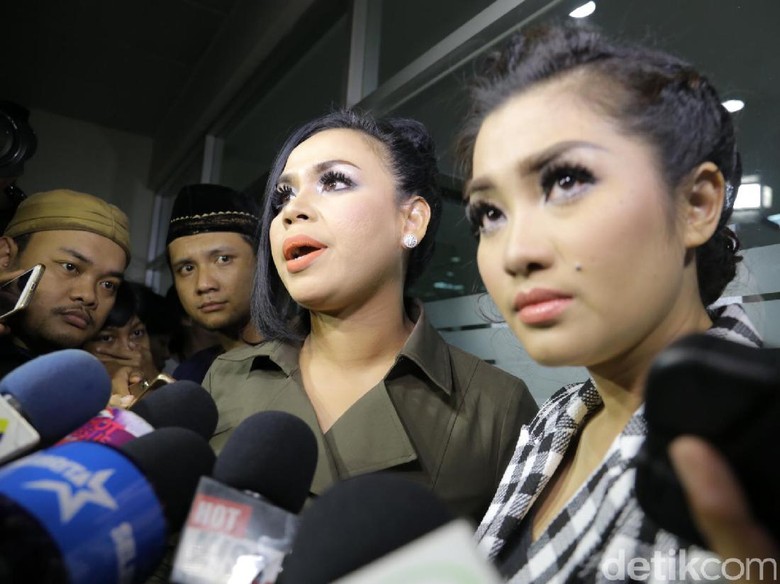 Bukan Keluarga, Melaney Ricardo Tak Mau Banyak Bicara Soal Jupe Bukan Keluarga, Melaney Ricardo Tak Mau Banyak Bicara Soal Jupe