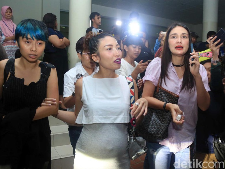 Julia Perez Tak Pernah Minta Apapun, Luna Maya Bingung Julia Perez Tak Pernah Minta Apapun, Luna Maya Bingung