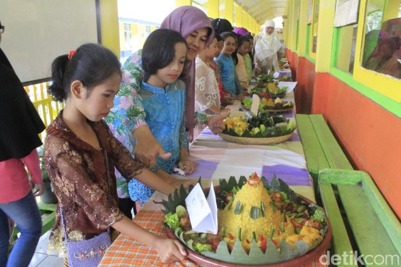 Suasana Ceria Siswa SD Cikopo Bandung Rayakan Hari Kartini Suasana Ceria Siswa SD Cikopo Bandung Rayakan Hari Kartini