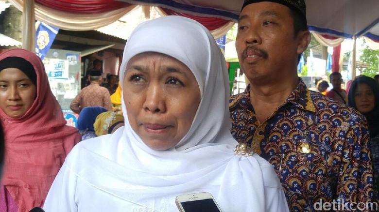 Mensos Teteskan Air Mata Saat Pimpin Doa di Makam R.A Kartini Mensos Teteskan Air Mata Saat Pimpin Doa di Makam R.A Kartini