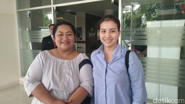 Tak Sempat Foto Bersama, Tya Ariesta dan Tike Senang Bertemu Jupe Tak Sempat Foto Bersama, Tya Ariesta dan Tike Senang Bertemu Jupe