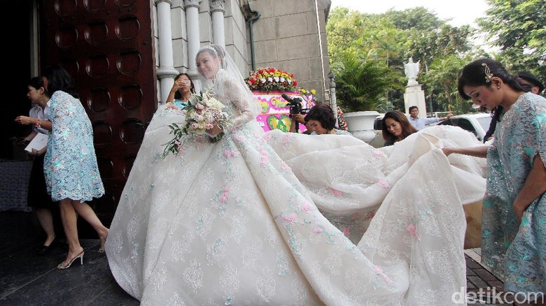 Gaun Berekor Panjang, Impian Olga Lydia Selain Katedral Gaun Berekor Panjang, Impian Olga Lydia Selain Katedral