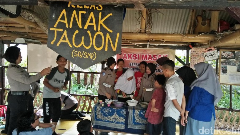 Roemah Tawon, Tempat Pengamen Tangerang Mendidik Anak Jalanan Roemah Tawon, Tempat Pengamen Tangerang Mendidik Anak Jalanan